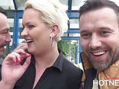 DustyPorn presents: Hausfrau in der oeffentlichen bushaltestelle gefickt